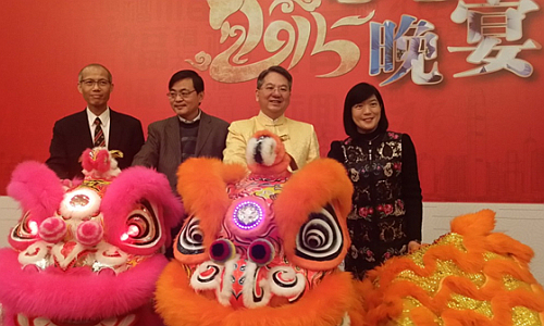 鄧仲敏主任（右一）與商會張偉恩會長（右二）、上海海外聯誼會趙衛星副會長(左二)等嘉賓為舞獅點睛。