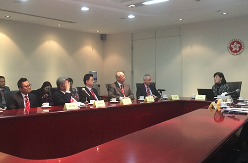 香港中華總商會上海考察團成員與駐滬辦主任交流。