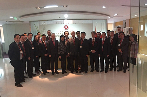 鄧主任（右八）與來訪的香港中華總商會上海考察團成員合影。