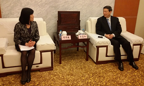 駐滬辦主任鄧仲敏（左）與上海市司法局局長鄭善和（右）會面交流。