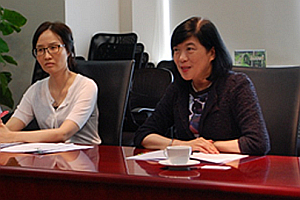 鄧仲敏主任（右一）介紹香港近期的經貿情況。