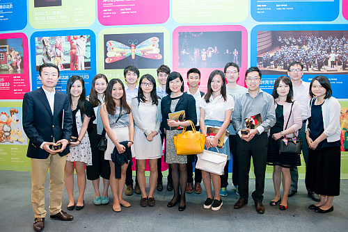 鄧仲敏與在駐滬辦進行暑期工作實習的香港大學生，於八月八日在上海保利大劇院舉行的亞洲青年管弦樂團音樂會上合照。
