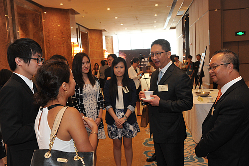 袁國強在研討會上，與在香港特別行政區政府駐上海經濟貿易辦事處進行工作實習的香港大學生進行交流。
