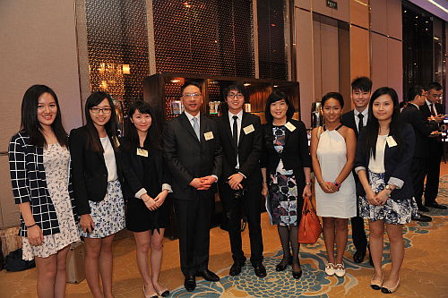 袁國強在研討會上，與在香港特別行政區政府駐上海經濟貿易辦事處進行工作實習的香港大學生合照。