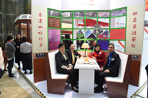 駐滬辦主任鄧仲敏（右二）、浙江省港澳辦副主任虞希華（左二）和嘉賓在茶餐廳照相區留影。