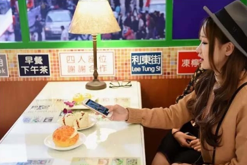 南京站：參觀者對菠蘿包等香港特色美食模型大感興趣。