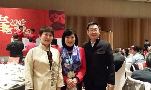 鄧仲敏主任（中）與香港貿易發展局華東、華中首席代表鍾永喜（右）、上海海外聯誼會總幹事劉雲（左）合影。