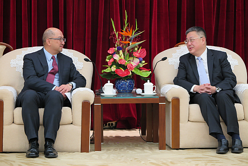 圖示譚志源（左）今日下午與上海市政府副秘書長俞北華會面，就滬港合作及兩地最新發展交換意見。