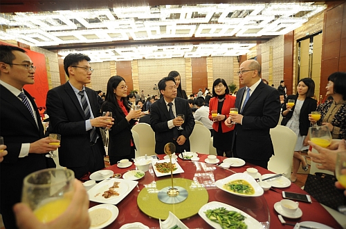 政制及內地事務局局長譚志源在答謝午宴中與出席嘉賓交流。