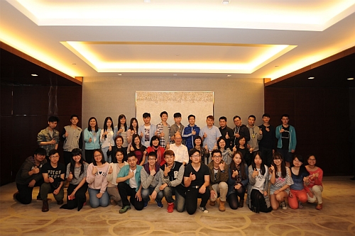 政制及內地事務局局長譚志源（第二排中）及其代表團與三十多名山東省香港大學生合照。