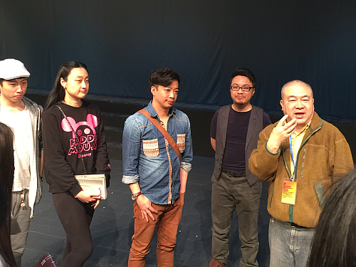 香港資深舞台劇監製高志森（右一）及香港資深舞台劇導演黃樹輝（右二）與上海戲劇學院師生就香港舞台劇的發展及製作進行交流。
