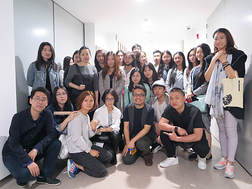 黃樹輝與上海戲劇學院師生就香港舞台劇的發展及製作進行交流後合照。