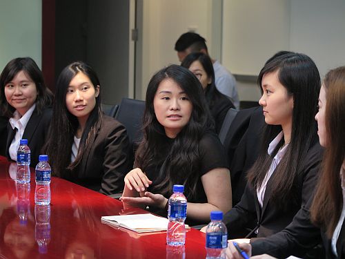 圖示參與滬港明日領袖（浸大菁英）實習計劃的香港浸會大學學生就駐滬辦的工作踴躍發問。