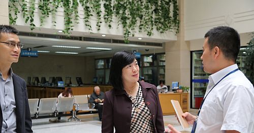 圖示駐滬辦主任鄧仲敏在上海圖書館展覽部副主任王旭東陪同下參觀上海圖書館展覽廳。