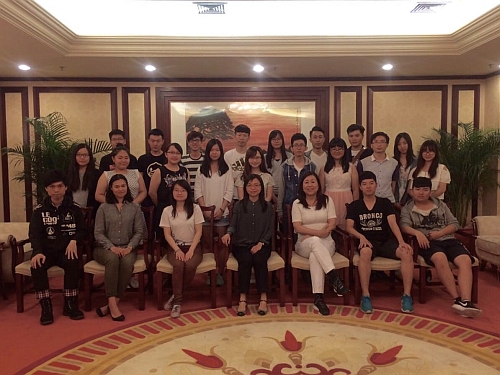 駐山東聯絡處副主任歐淑明（前排中）與二十多名山東省香港大學生合照。