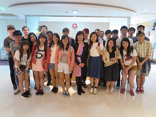 圖示駐滬辦主任（前排中）與香港城市大學商學院的師生合照。