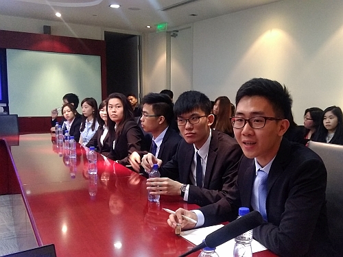 圖示參與滬港明日領袖實習計劃2016的香港大學學生就滬港兩地的經貿關係積極發問。