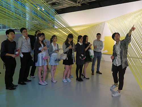圖示在駐滬辦實習的香港大學生細心聆聽導賞員就「動漫美學雙年展」的講解。