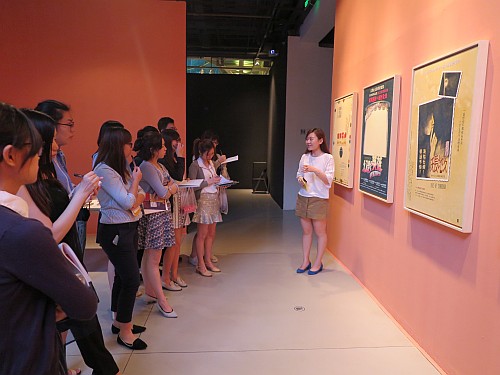 圖示在駐滬辦實習的香港大學生細心聆聽導賞員就「動漫美學雙年展」的講解。
