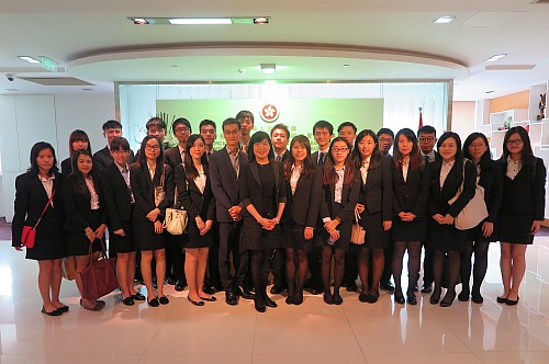 圖示駐滬辦主任（前排左七）和駐滬辦副主任（前排左六）與23位參與2016滬港金融專業大學本科生交流及考察計劃的香港大學生合照。