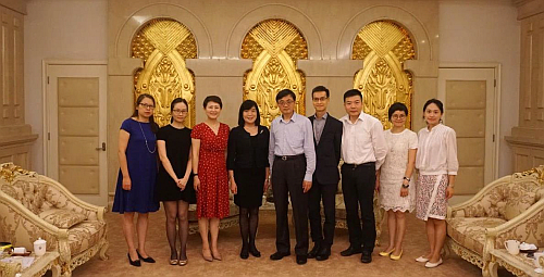 上海外聯誼會副部長趙衛星（右五）及駐滬辦主任鄧仲敏一行（左四）會面後合影。