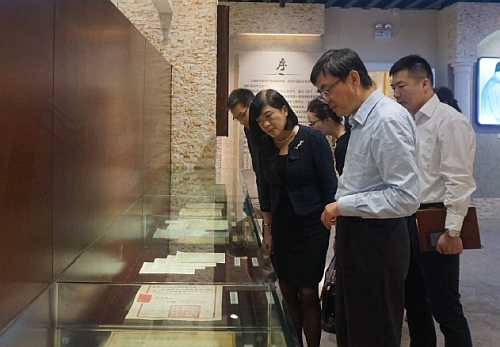 上海海外聯誼會副部長趙衛星陪同駐滬辦主任鄧仲敏一行參觀上海海外聯誼會展覽廳。