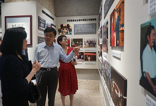上海海外聯誼會副部長趙衛星向駐滬辦主任鄧仲敏簡介，上海海外聯誼會近年在港澳事務工作方面的情況。
