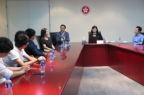圖示中國香港（地區）商會 – 上海副會長陳詠東博士向約30位參與由中國香港（地區）商會 – 上海舉辦的2016香港商會（上海）暑期實習團的大學生介紹「一帶一路」倡議如何推動本港多個主要行業，包括貿易及物流業、旅遊業、金融業和專業及基礎設施服務等的進一步發展。