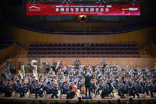 圖示亞青樂團於八月十一日在上海東方藝術中心上演的「行星之夜 – 亞洲青年管弦樂團音樂會」為今年巡迴演出的第四站。該場音樂會深受樂迷歡迎，台下觀眾反應熱烈。
