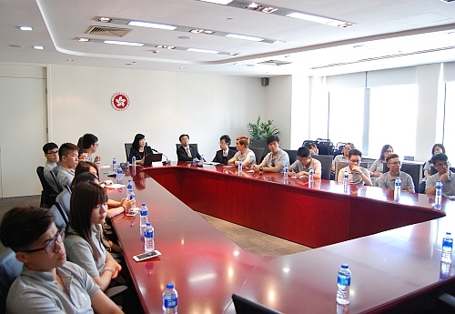 圖示駐滬辦主任向約29位參與2016-2017年度「YIC飛越港蘇」體驗計劃的大學生介紹駐滬辦的工作，及香港與駐滬辦服務省市的經貿關係和最新發展。