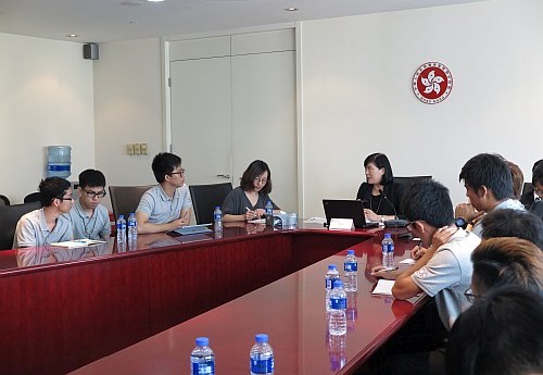 圖示參與2016-2017年度「YIC飛越港蘇」體驗計劃的大學生（產品設計專業）（左三）就香港作為亞太區的國際仲裁中心、國際離岸人民幣中心的優勢和作用等積極發問。