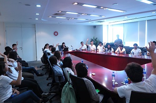 圖示駐滬辦主任向26位參與「INTERN江蘇」香港大學生內地（蘇州）暑假實習計劃的大學生介紹駐滬辦的工作，及香港與駐滬辦服務省市的經貿關係和最新發展。