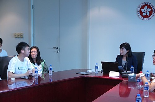 圖示參與「INTERN江蘇」香港大學生內地（蘇州）暑假實習計劃的大學生（香港大學國際商業及環球管理專業）（左一）就香港與上海的異同以及競合關係積極發問。