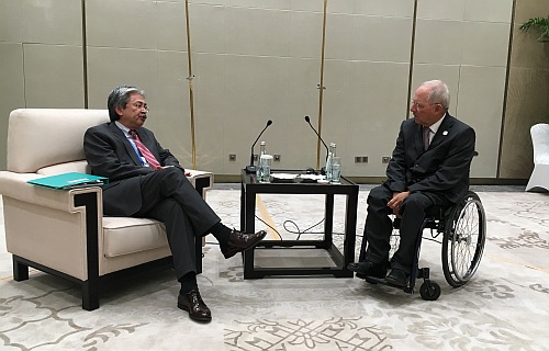 財政司司長曾俊華（右）與加拿大財政部長摩爾諾。