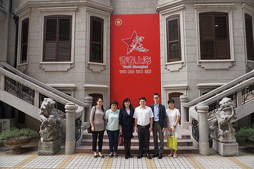 上海市青年聯合會主席王宇（右三）及駐滬辦主任鄧仲敏（左三）一行會晤後合影。