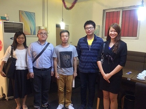 王诺君主任（右一）与中国海洋大学香港学生合照。