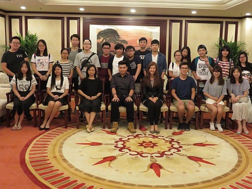 駐山東聯絡處主任王諾君（前排右四）與二十多名山東省香港大學生合照。