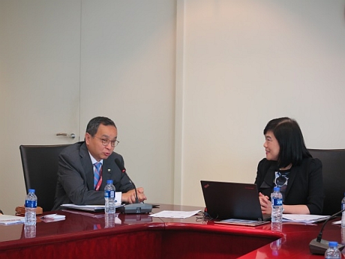 鄧仲敏主任與香港董事學會主席賴顯榮律師交流。
