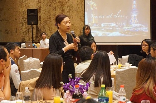 中國香港（地區）商會 – 上海資深會員趙麗娟回應同學提問。