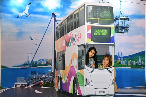 圖示參觀者於一幅以香港青馬大橋為主題的３Ｄ畫前留影。畫中一輛雙層巴士剛駛過青馬大橋，以凸顯香港的完善基建及四通八達的交通網絡。
