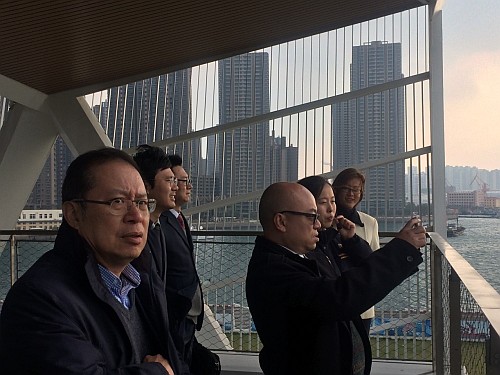 2016年11月10日下午，王諾君主任（右一）與濟南港澳投資企業商會和中國香港（地區）商會 — 青島會員參觀青島國際郵輪母港。