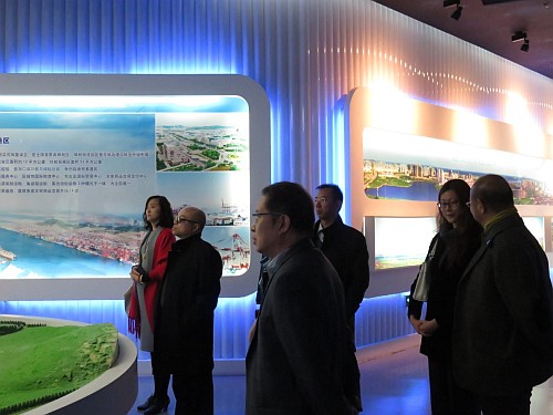 2016年11月11日上午，王諾君主任（右二）與濟南港澳投資企業商會和中國香港（地區）商會－青島會員參觀青島西海岸規劃展覽館。
