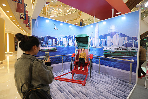 圖示參觀者於一幅以維多利亞港為主題的３Ｄ畫前留影。畫中的維多利亞港內穿梭不絕的船舶，連同鱗次櫛比的摩天大樓，拼湊出一個別具風貌的動人景致。坐在充滿懷舊風情的人力車上留影，必能感受到香港中西薈萃的一面。