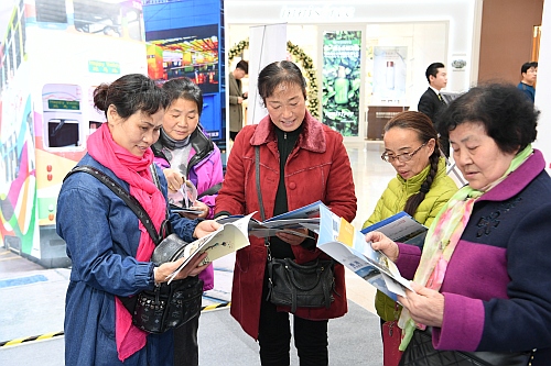 南京民眾在巡迴展覽 —— 南京站的展館內參觀，細心閱讀現場免費派發的小册子。