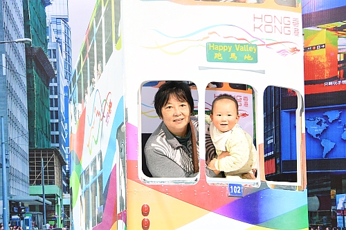 圖示參觀者於一幅以香港電車爲主題的３Ｄ畫前留影。畫中電車於中環鬧市中穿梭，凸顯香港活力充沛、朝氣蓬勃的一面。