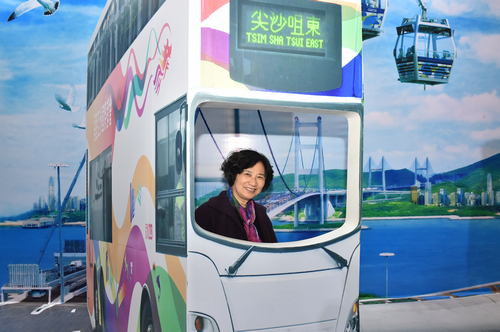 圖示參觀者於一幅以香港青馬大橋為主題的３Ｄ畫前留影。畫中一輛雙層巴士剛駛過青馬大橋，以凸顯香港的完善基建及四通八達的交通網絡。