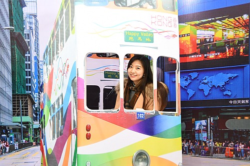 圖示參觀者於一幅以香港電車為主題的３Ｄ畫前留影。畫中電車於中環鬧市中穿梭，凸顯香港活力充沛、朝氣蓬勃的一面。
