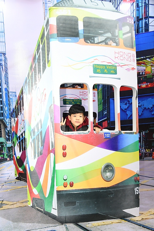 圖示參觀者於一幅以香港電車為主題的３Ｄ畫前留影。畫中電車於中環鬧市中穿梭，凸顯香港活力充沛、朝氣蓬勃的一面。