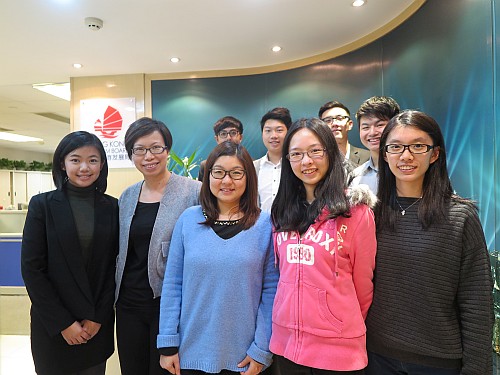圖示魏永紅（前排左二）和香港旅遊發展局經理 — 市場推廣（中國內地）劉惠珍（前排左三）與香港大學和香港科技大學學生合照。