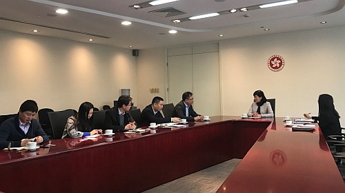 駐滬辦主任鄧仲敏與到訪的中國（上海）自由貿易試驗區管理委員會對外聯絡局局長王櫻一行會面。